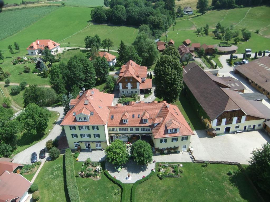 Hotel Dienstl Gut Launsdorf Exterior foto
